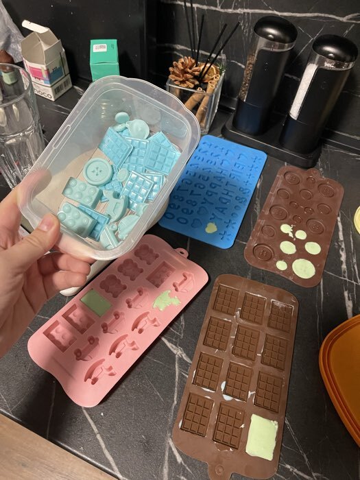 Фотография покупателя товара Форма для шоколада Доляна «Дино», силикон, 21×11×2 см, 12 ячеек (4×2.5×2 см), коричневая - Фото 2