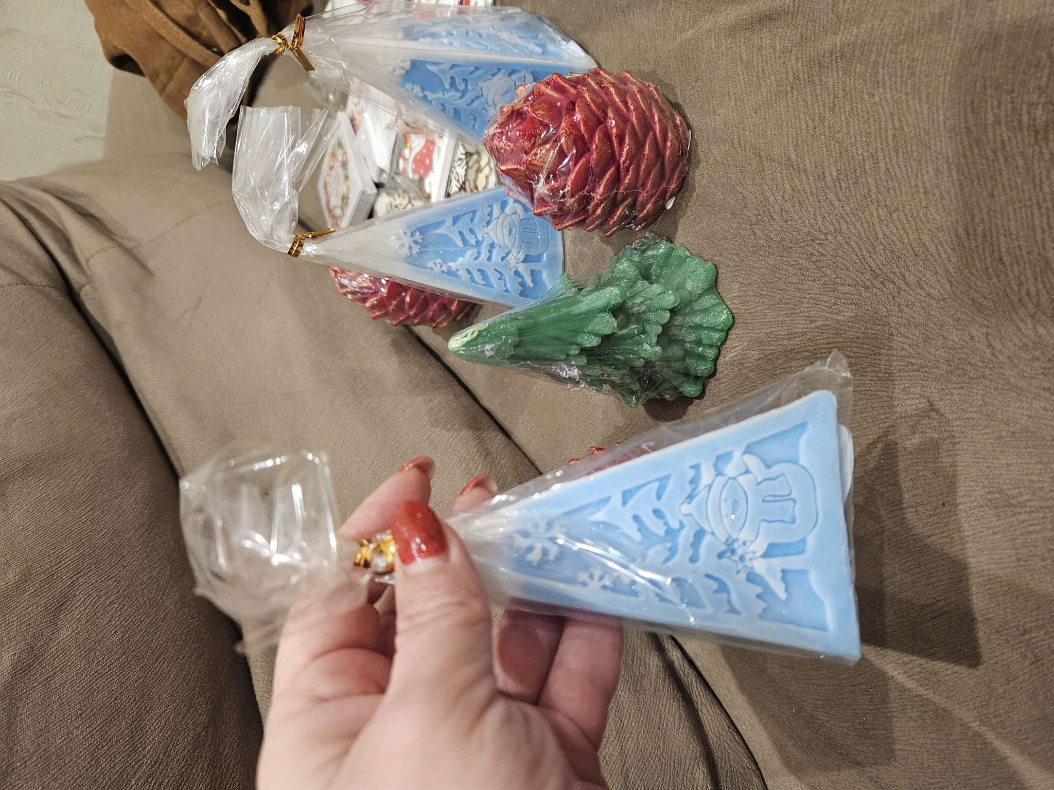 Фотография покупателя товара Свеча новогодняя «Пирамида Снеговик», 6×6.5×12 см, голубой - Фото 1