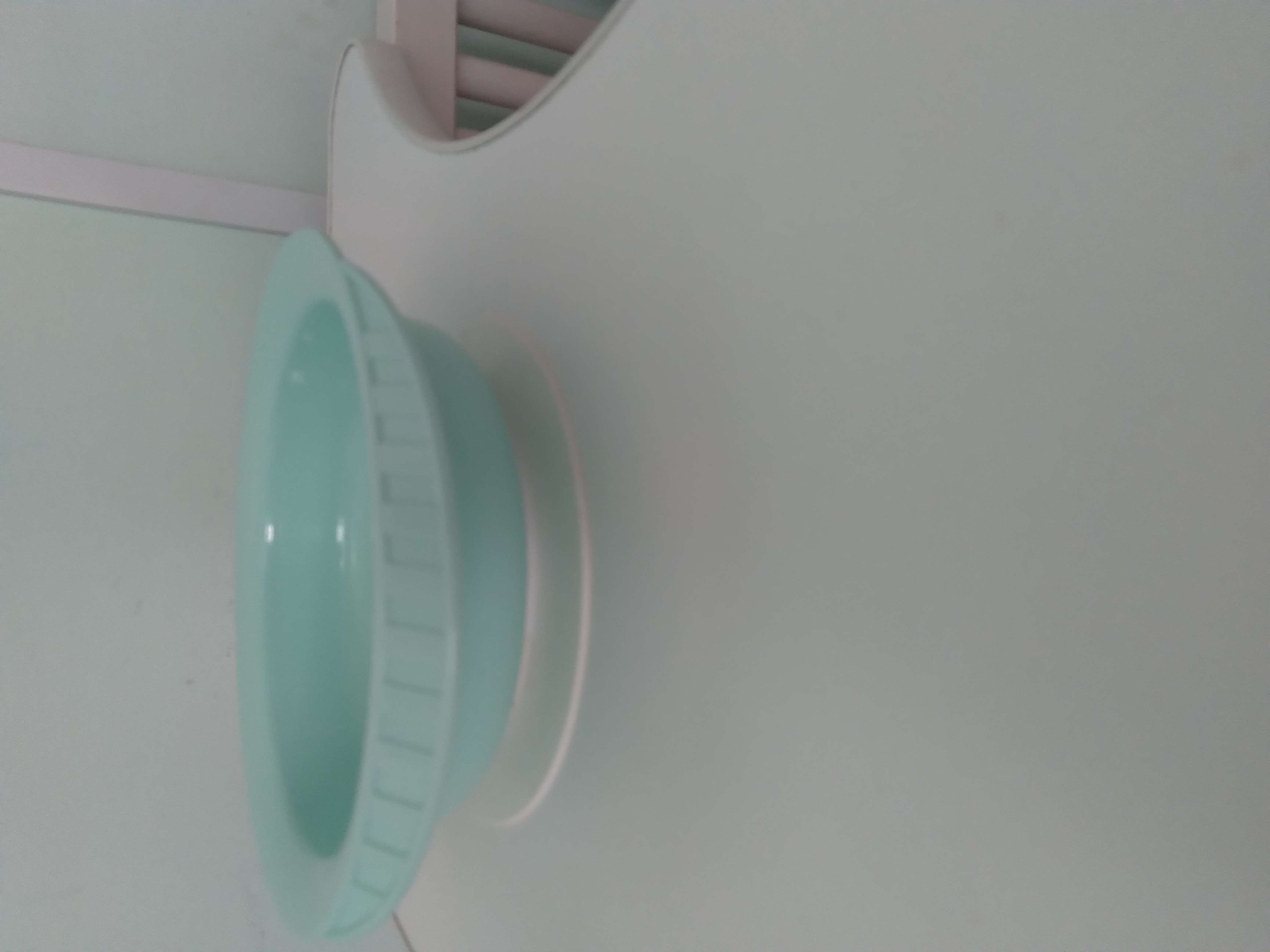 Фотография покупателя товара Набор детской посуды: тарелка на присоске, 500 мл, ложка, 2 шт., вилка, 2 шт., цвета МИКС - Фото 4