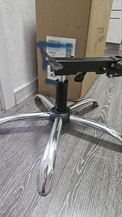 Фотография покупателя товара Кресло офисное для руководителя «Клик Мебель», с подлокотниками, на колёсиках, экокожа, цвет чёрный - Фото 2