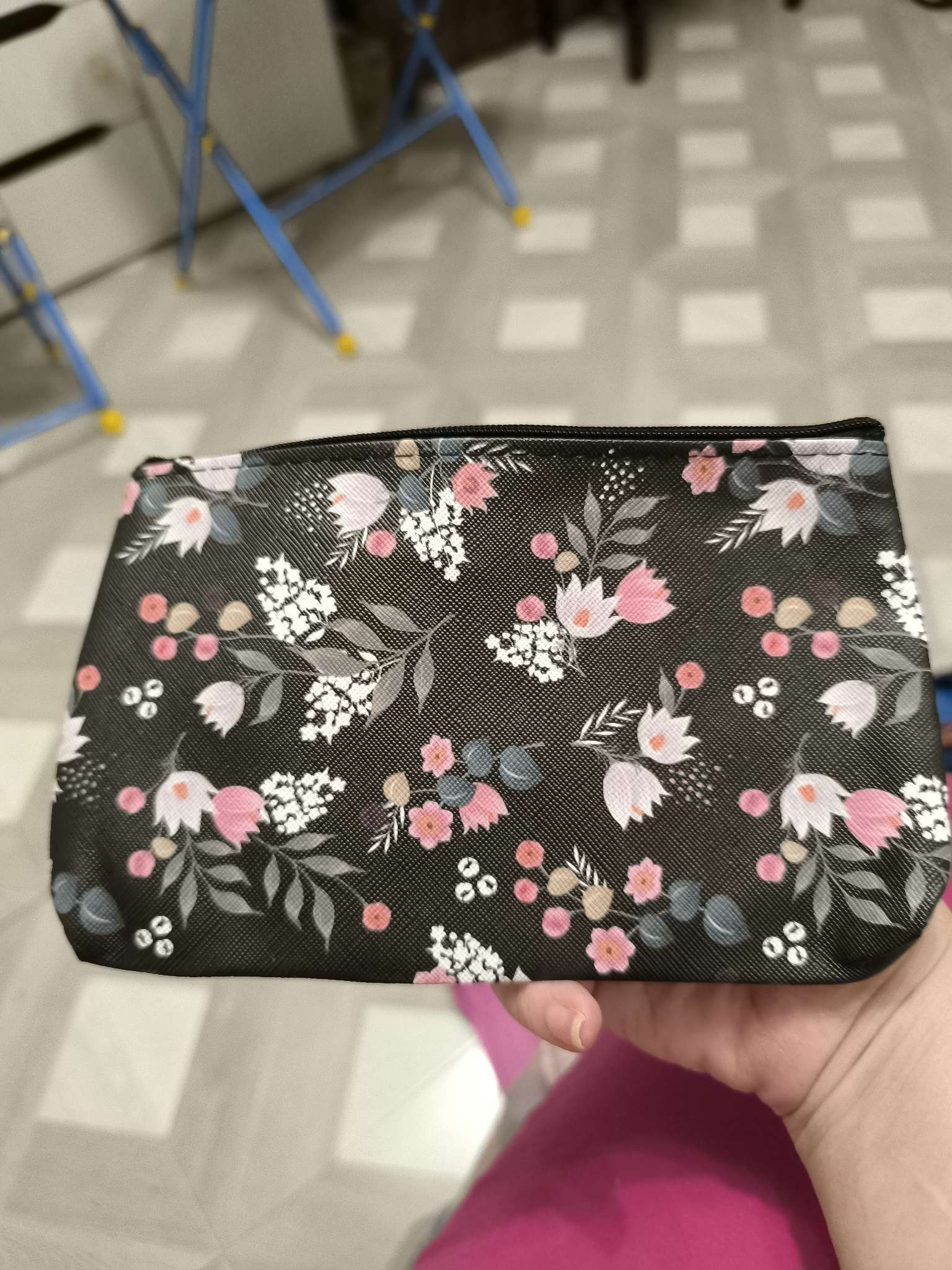 Фотография покупателя товара Косметичка-пенал на молнии, плоская, с рисунком, чёрная - Фото 1