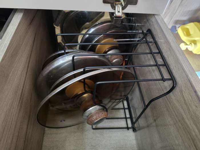 Фотография покупателя товара Держатель для крышек и разделочных досок Доляна, 26×16×22 см, чёрный - Фото 1