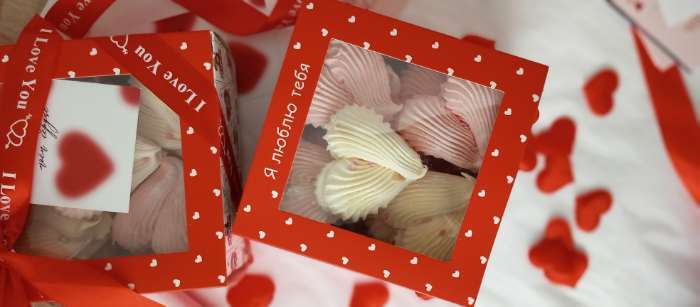 Фотография покупателя товара Коробка подарочная складная с пластиковым окном, упаковка, «С днём рождения!», 14×14×8 см - Фото 4