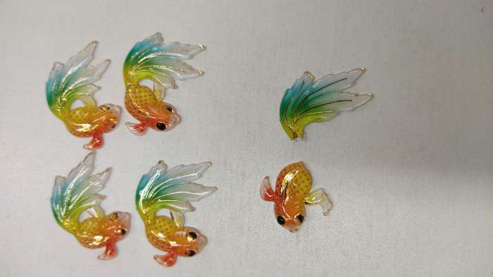 Фотография покупателя товара Декор для творчества пластик "Рыбка оранж с зелёно-голубым хвостом" с золотом 2,5х3 см