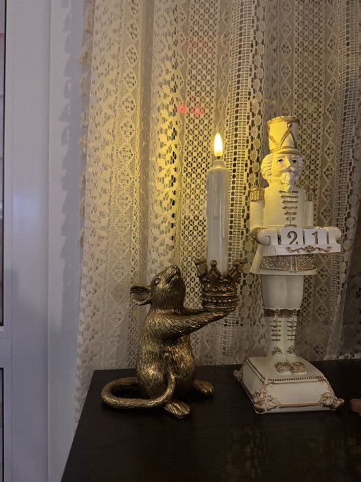 Фотография покупателя товара Подсвечник на 1 свечу «Мышка с короной в руках», полистоун, золото, 15.5×8×15.5 см - Фото 1