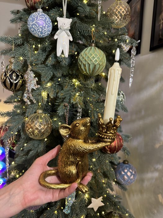 Фотография покупателя товара Подсвечник на 1 свечу «Мышка с короной в руках», полистоун, золото, 15.5×8×15.5 см - Фото 2