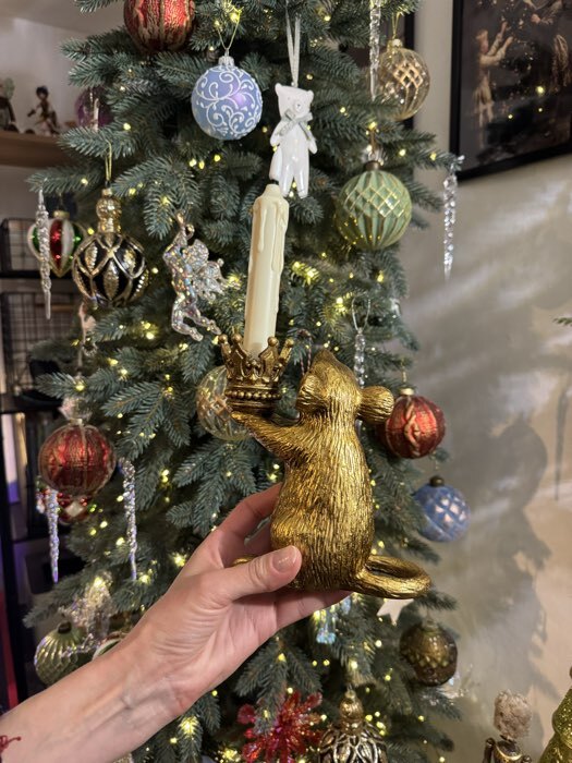 Фотография покупателя товара Подсвечник на 1 свечу «Мышка с короной в руках», полистоун, золото, 15.5×8×15.5 см - Фото 3