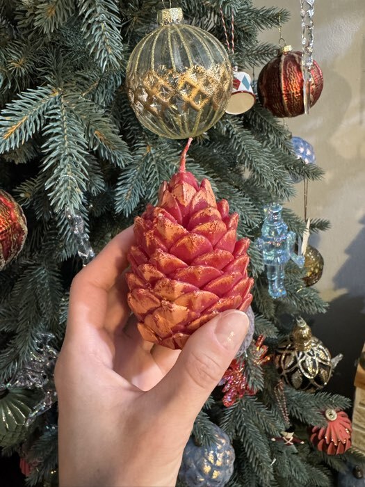 Фотография покупателя товара Свеча декоративная «Шишка новогодняя», коричневый, 70×75 мм - Фото 2