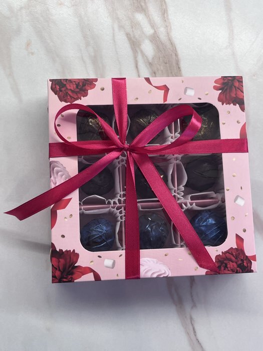 Фотография покупателя товара Коробка под 9 конфет с ячейками «Для самой красивой», 14.5×14.5×3 см - Фото 2