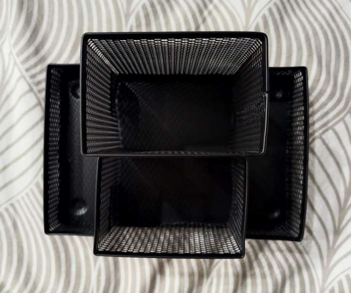 Фотография покупателя товара Подставка для канцелярских мелочей 4 отделения, чёрная, сетка