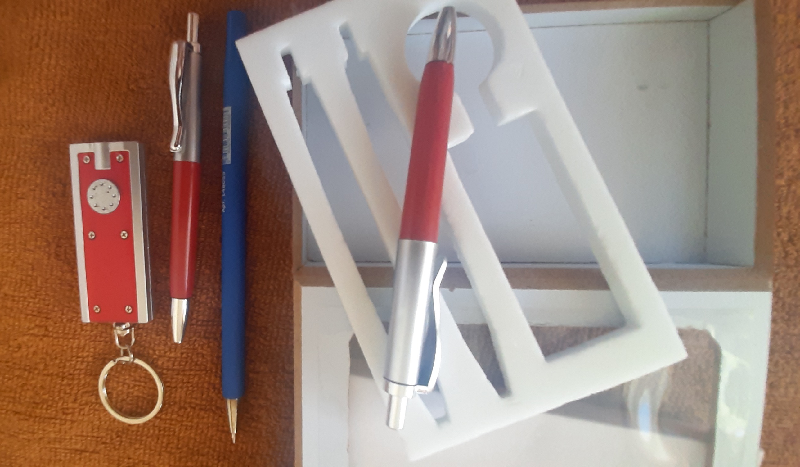 Фотография покупателя товара Набор подарочный 3в1 (2 ручки, фонарик красный)