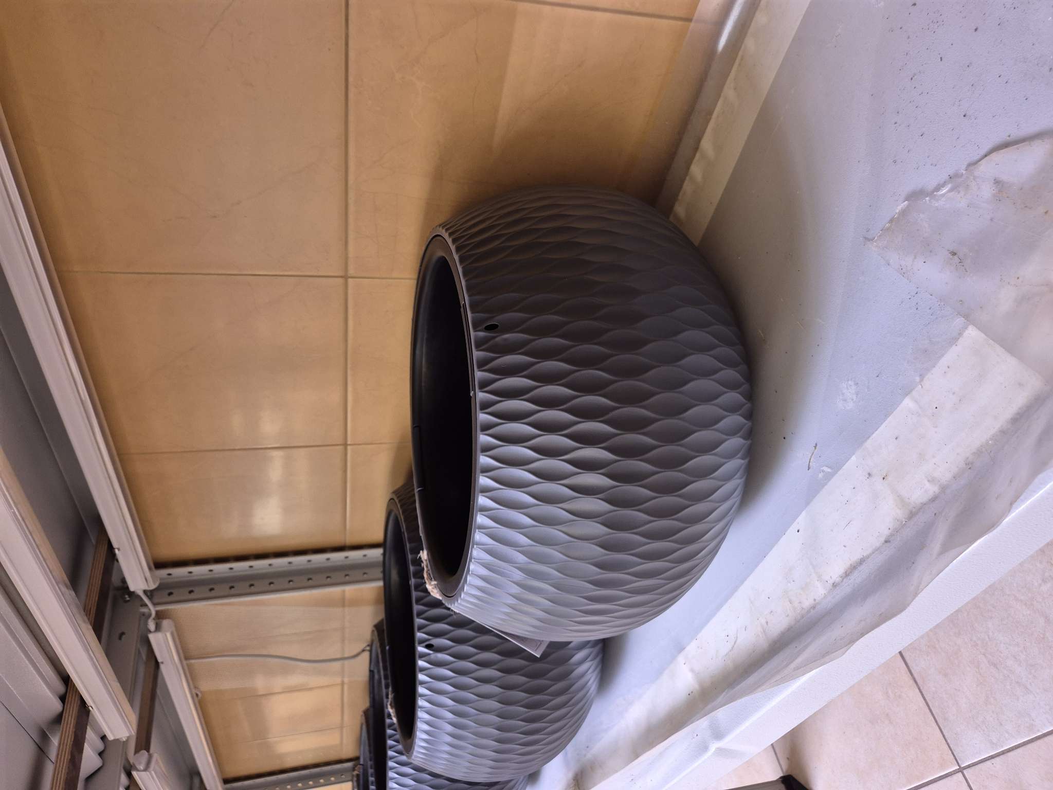 Фотография покупателя товара Кашпо для цветов «Жемчужина», 4 л, d=29 см, h=19.5 см, пластик, со вставкой, бежевое - Фото 6