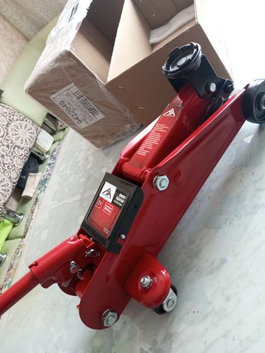 Фотография покупателя товара Домкрат подкатной гидравлический ЛОМ, подъем/подхват 320/130 мм, 2 т - Фото 3