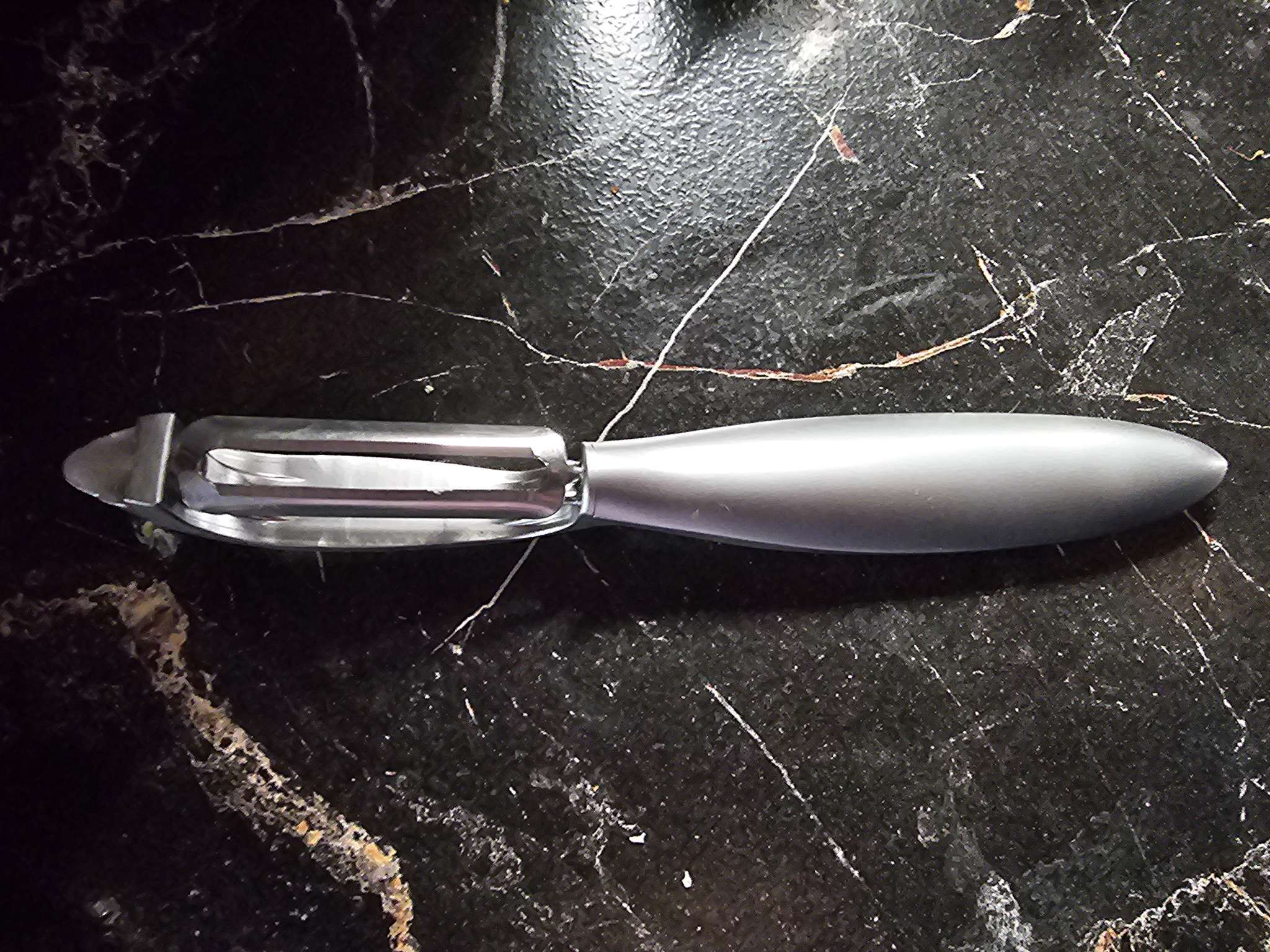 Фотография покупателя товара Овощечистка вертикальная Доляна Redline, 2.2×1.7×16.7, нержавеющая сталь, красная - Фото 3