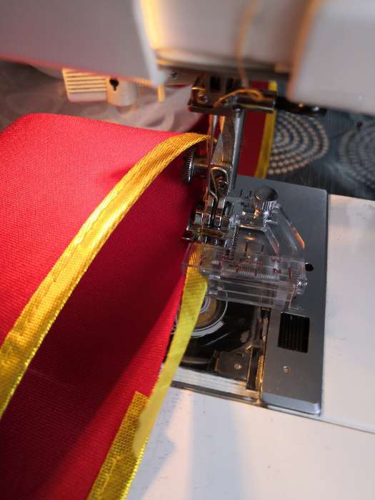 Фотография покупателя товара Лапка для швейных машин, для косой бейки, с линейкой, 5 мм, 4 × 4,5 см - Фото 2