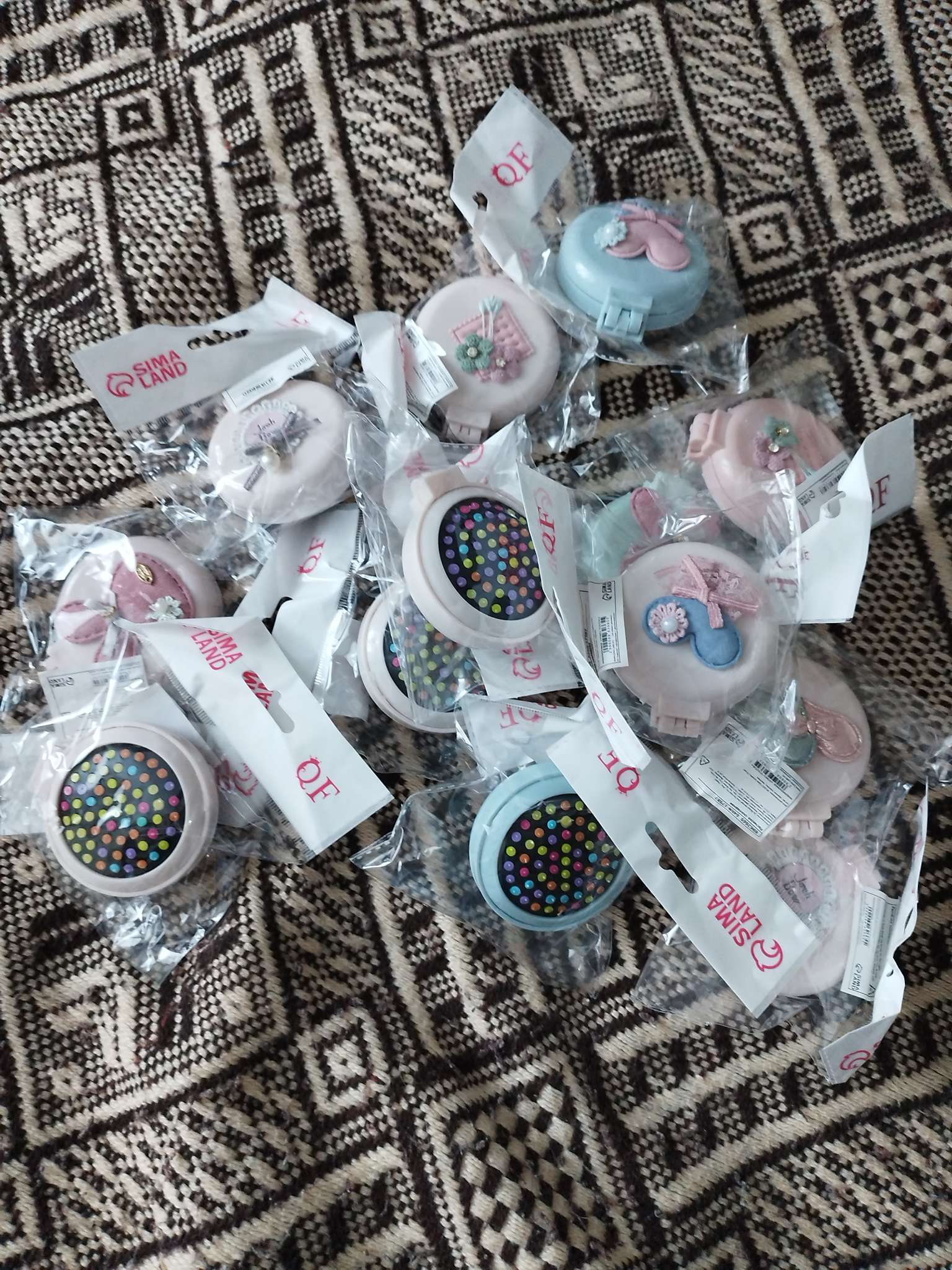 Фотография покупателя товара Расчёска массажная DOGS, складная, с зеркалом, d=6.5 см, МИКС - Фото 1