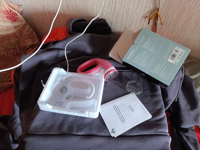 Фотография покупателя товара Машинка для удаления катышков LuazON LUK-06, индикатор, 220 В, АКБ, розовая - Фото 3