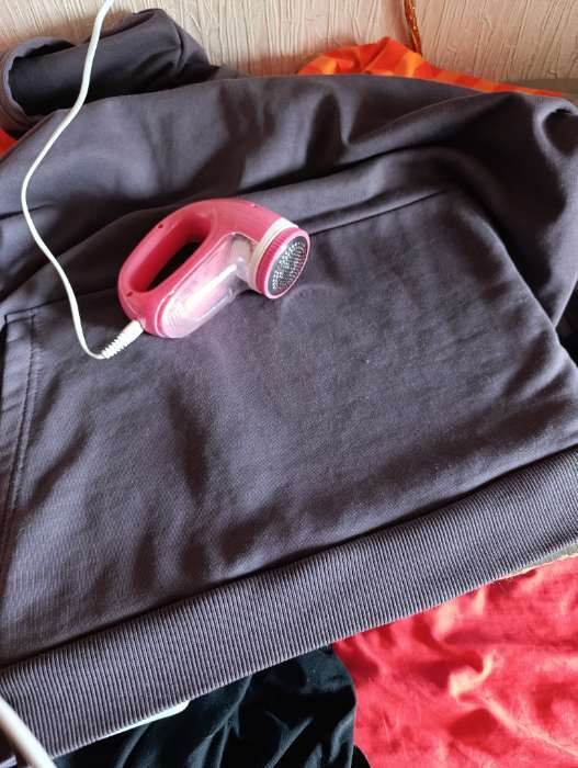 Фотография покупателя товара Машинка для удаления катышков LuazON LUK-06, индикатор, 220 В, АКБ, розовая - Фото 1