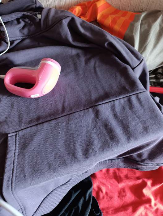 Фотография покупателя товара Машинка для удаления катышков LuazON LUK-06, индикатор, 220 В, АКБ, розовая - Фото 2