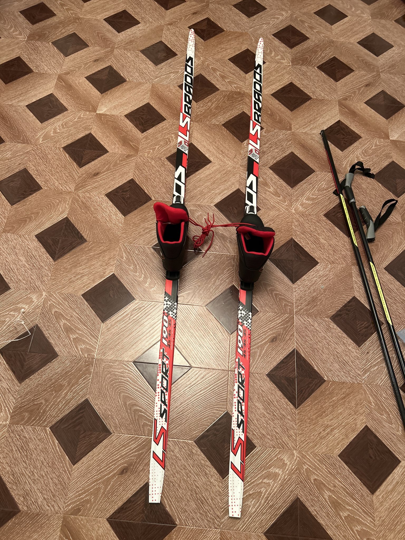 Фотография покупателя товара Комплект лыжный: пластиковые лыжи 190 см с насечкой, стеклопластиковые палки 150 см, крепления NNN, цвета МИКС - Фото 13