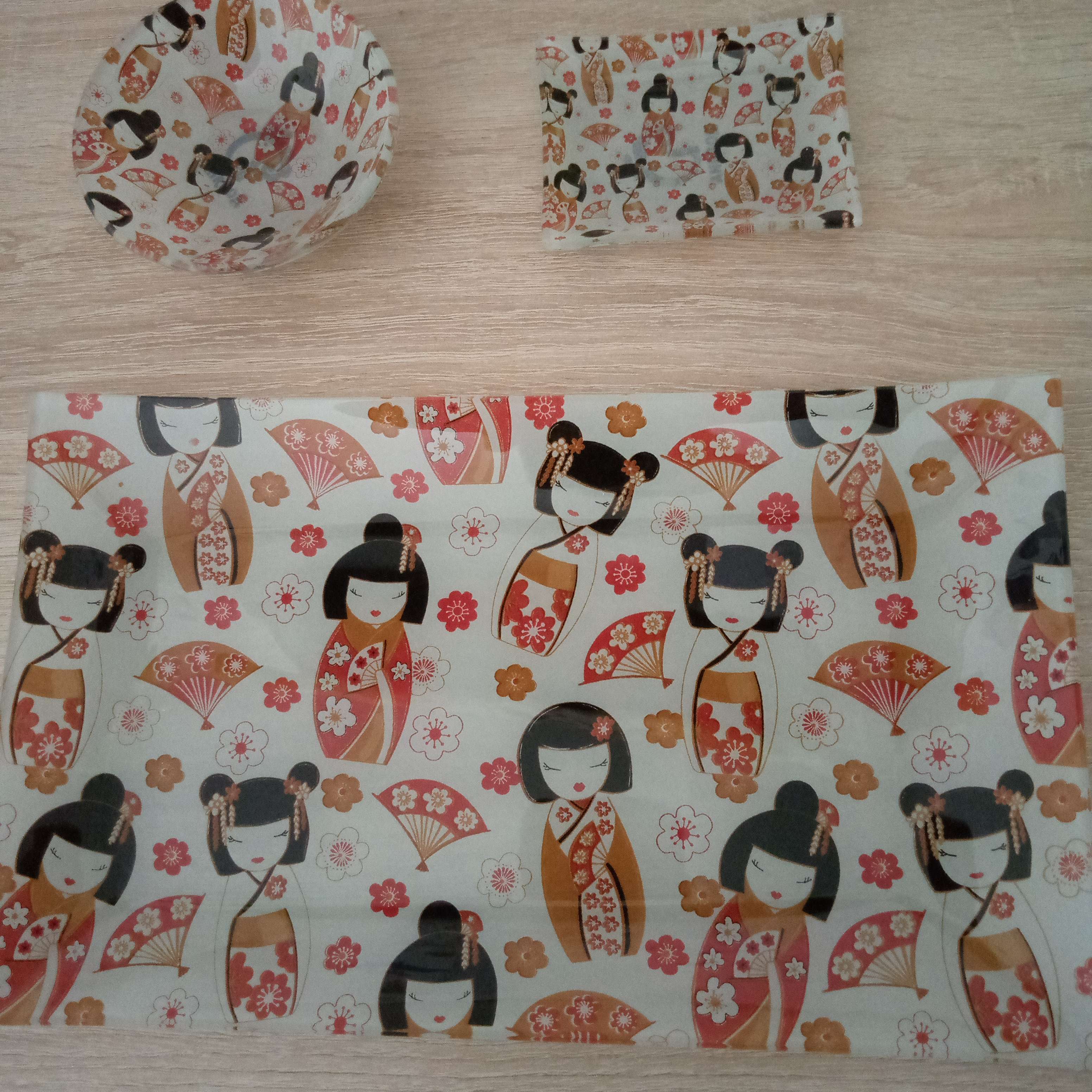 Фотография покупателя товара Набор для суши из стекла Доляна «Саката», 3 предмета: соусники 8×2 см, 8×6 см, подставка 25×15×2 см - Фото 2