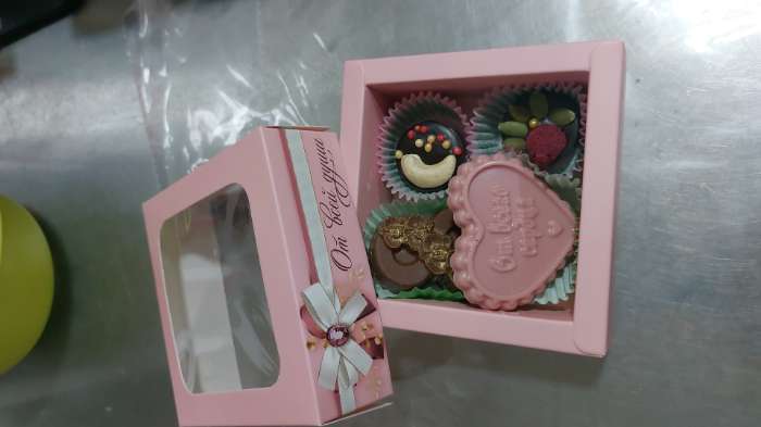 Фотография покупателя товара Коробка под 4 конфеты с ячейками «Для тебя», 10×10×3 см - Фото 1