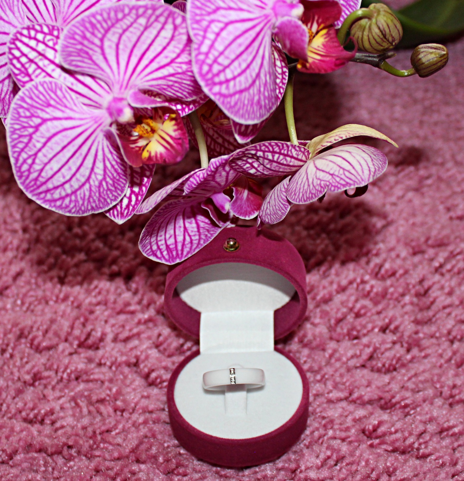 Фотография покупателя товара Кольцо керамика «Стразы», 6 мм, цвет белый, 20 размер