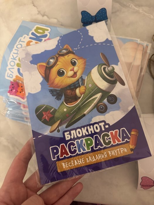 Фотография покупателя товара Подарочный набор, блокнот-раскраска А5, 8 страниц, восковой карандаш «Только вперёд» - Фото 3