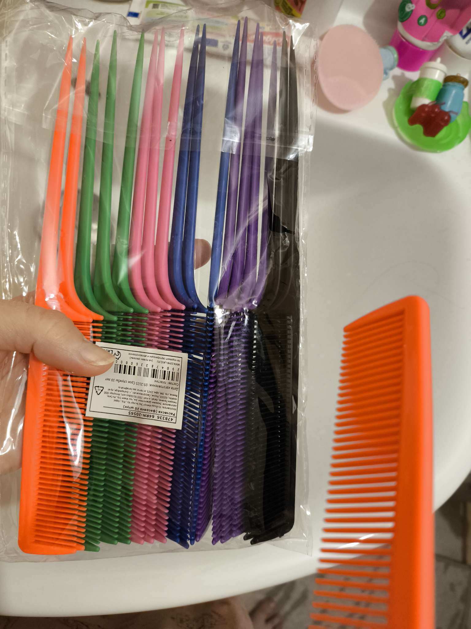 Фотография покупателя товара Расчёска с хвостиком, 21.5×2.5(±1) см, фасовка 20 шт., МИКС - Фото 2