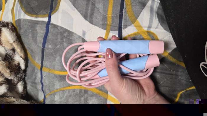 Фотография покупателя товара УЦЕНКА Скакалка спортивная ONLYTOP, 2.7 м, регулируемая, цвет МИКС - Фото 3