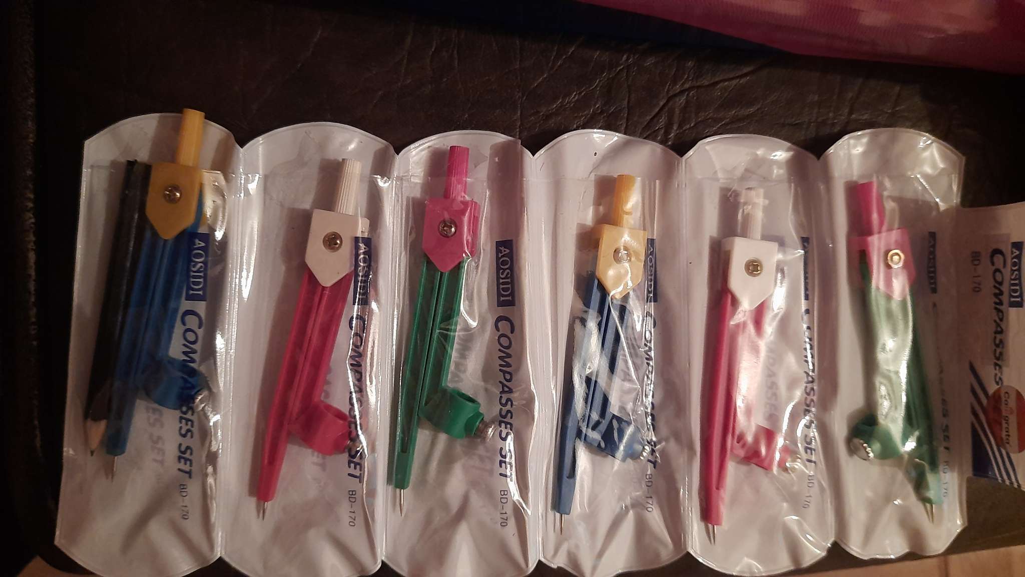 Фотография покупателя товара Циркуль пластиковый Calligrata, 110 мм, с карандашом, универсальный держатель «козья ножка», в ПВХ, МИКС - Фото 1