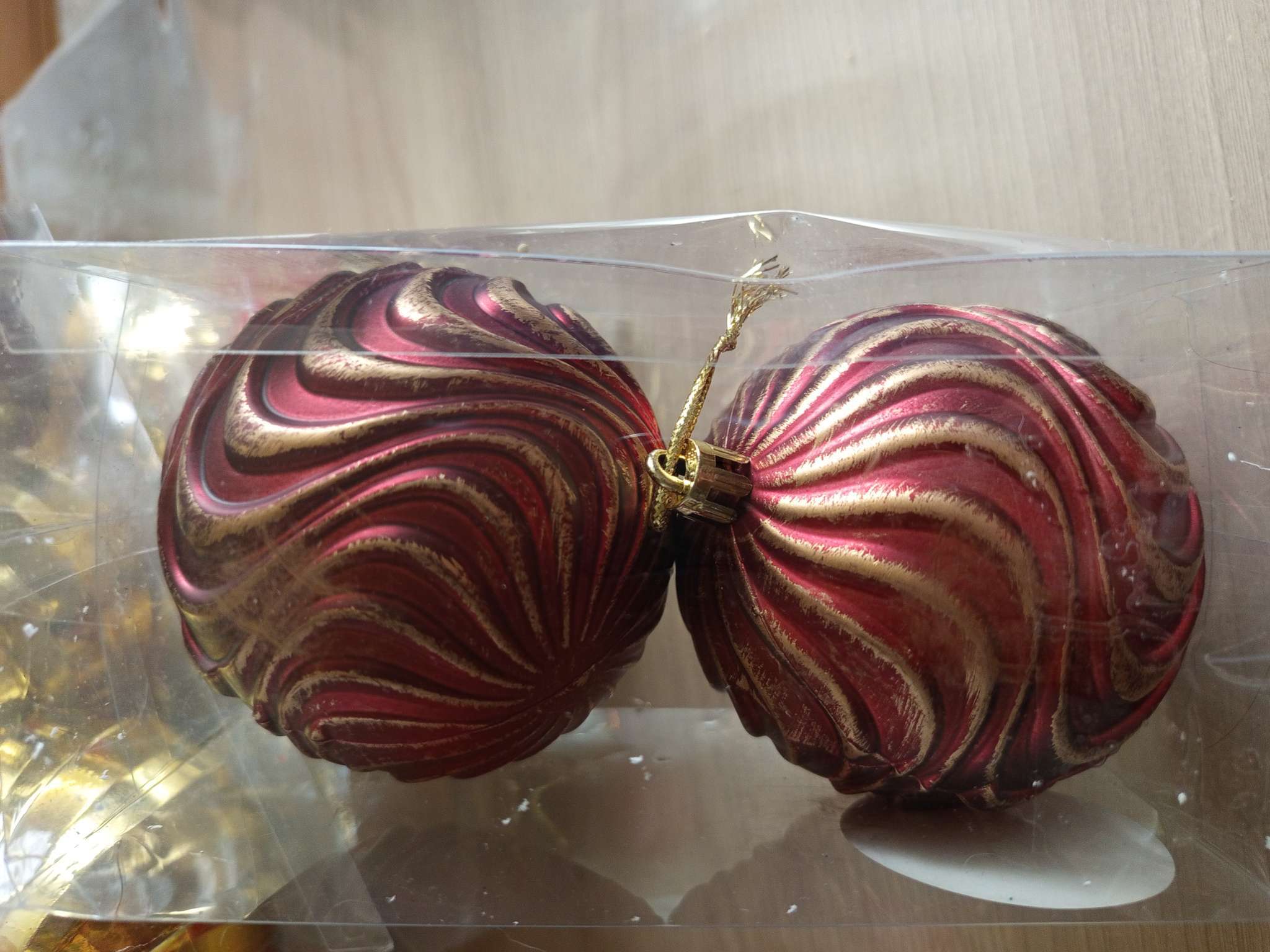 Фотография покупателя товара Ёлочные игрушки «Ширин», шары новогодние, d=8 см, набор 2 шт., волна, зелёно-золотой - Фото 1