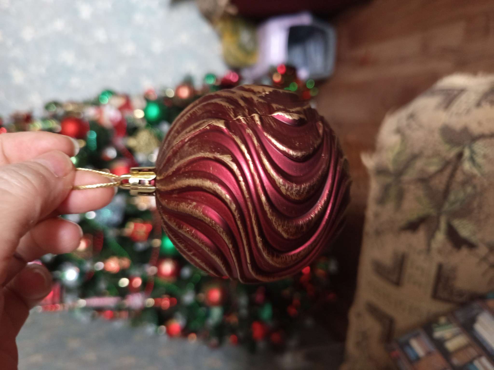 Фотография покупателя товара Ёлочные игрушки «Ширин», шары новогодние, d=8 см, набор 2 шт., волна, зелёно-золотой - Фото 4