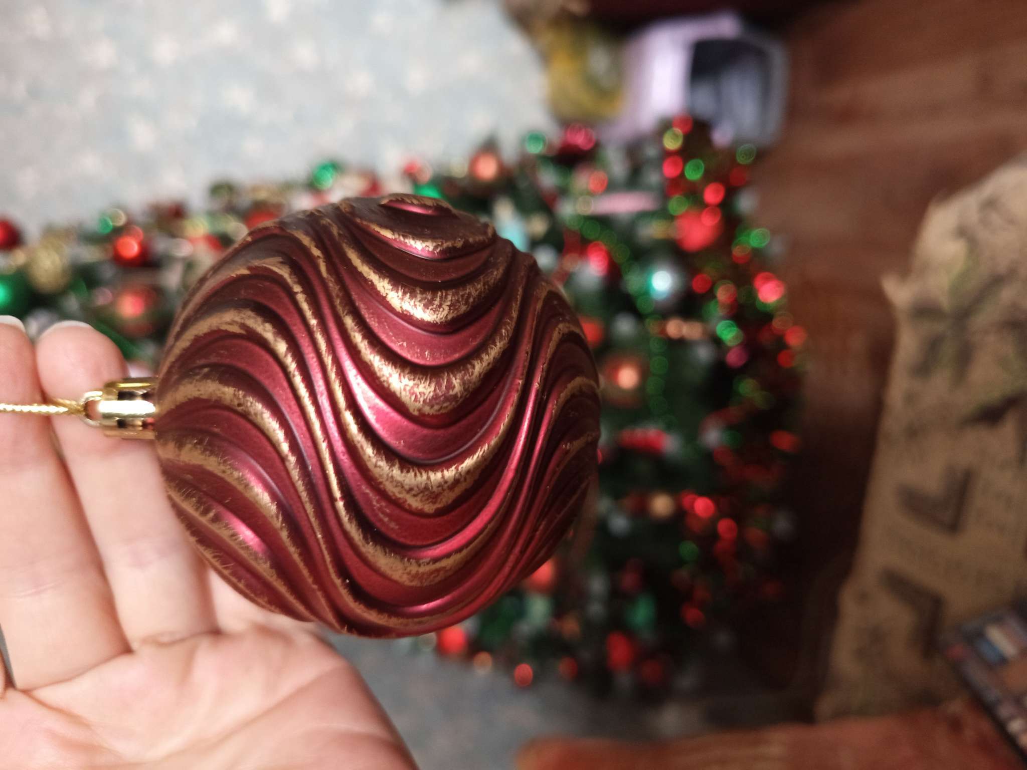 Фотография покупателя товара Ёлочные игрушки «Ширин», шары новогодние, d=8 см, набор 2 шт., волна, зелёно-золотой - Фото 3