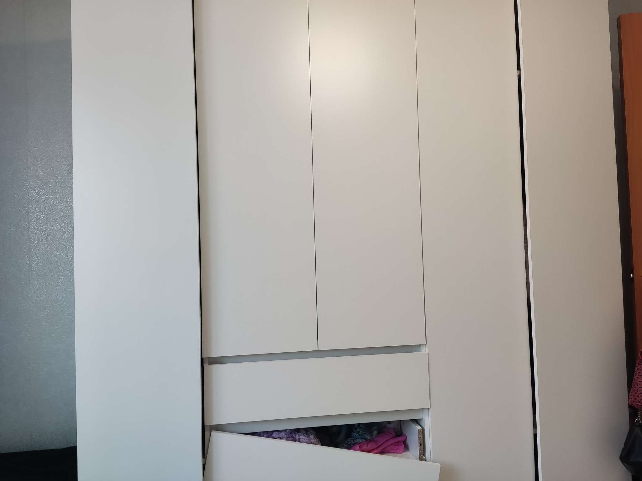 Фотография покупателя товара Шкаф распашной четырёхстворчатый «Мадера», 3 ящика, 1600×520×2100 мм, цвет белый - Фото 237