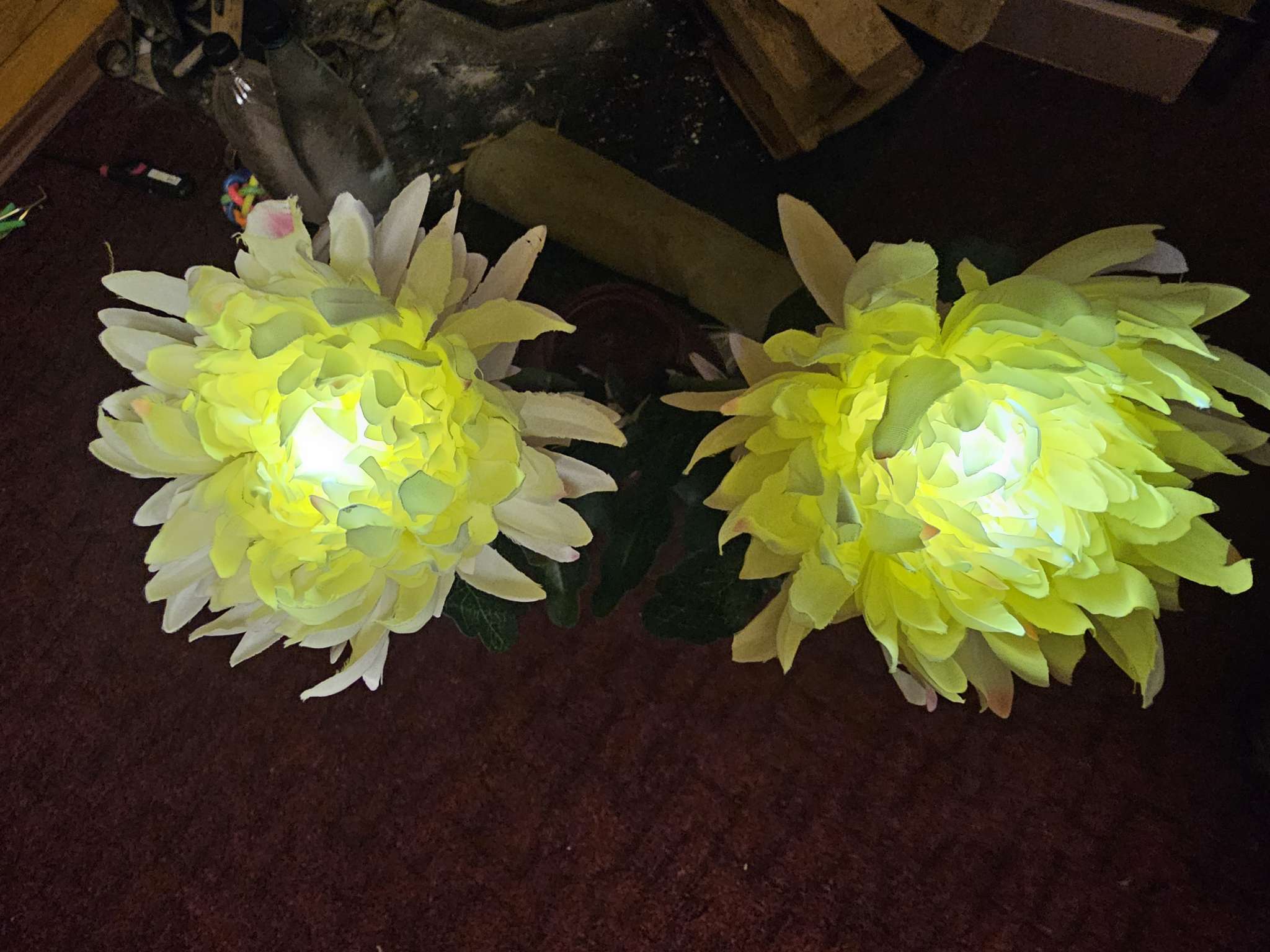 Фотография покупателя товара Садовый светильник «Хризантема белая», уличный, на солнечной батарее, 80 см, 1 LED, свечение белое - Фото 2