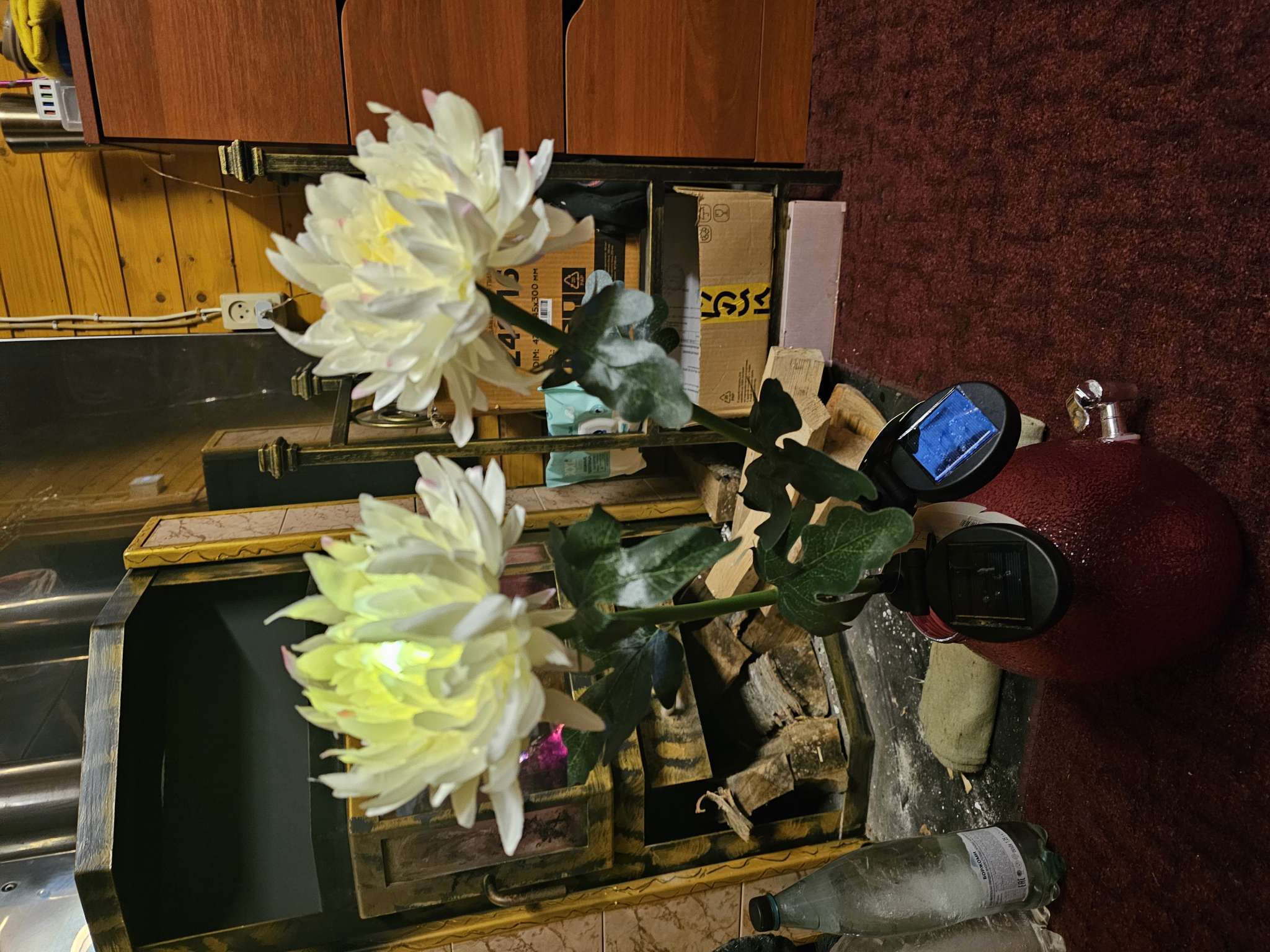 Фотография покупателя товара Садовый светильник «Хризантема белая», уличный, на солнечной батарее, 80 см, 1 LED, свечение белое - Фото 5