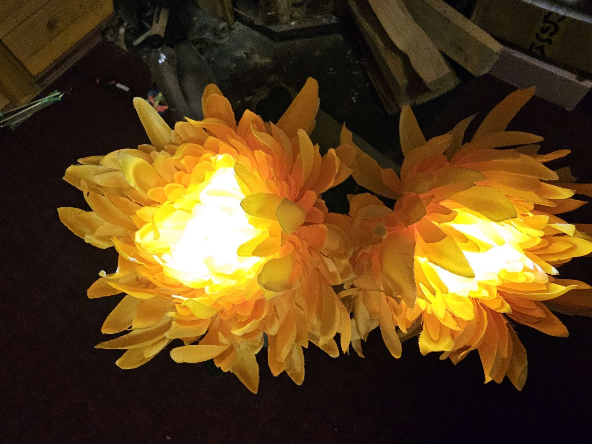 Фотография покупателя товара Садовый светильник «Хризантема белая», уличный, на солнечной батарее, 80 см, 1 LED, свечение белое - Фото 6