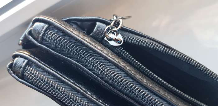 Фотография покупателя товара Сумка женская кросс-боди на молнии, 20.5×2×13 см, чёрная - Фото 2