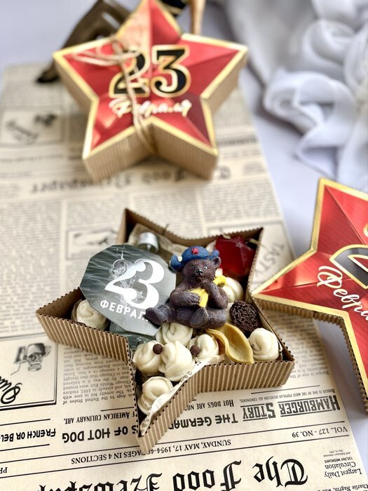 Фотография покупателя товара Коробка подарочная, кондитерская упаковка «23 февраля», 18×18×5 см - Фото 1
