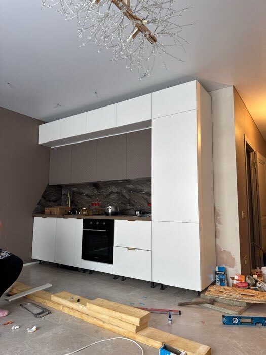 Фотография покупателя товара Кухонный гарнитур трёхуровневый в потолок «Урания», 3000 мм, цвет белый/коричневый софт - Фото 4