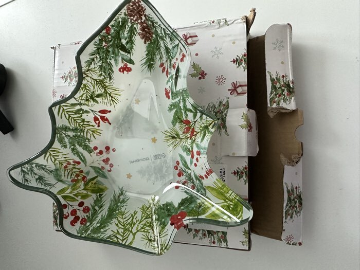 Фотография покупателя товара Блюдо новогоднее сервировочное Доляна «Еловые ветки», 17.7×18.5×3.5 см, стекло, белое, зелёное - Фото 1