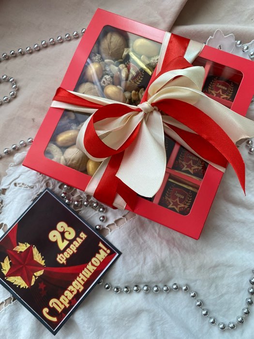Фотография покупателя товара Коробка под 8 конфет + шоколад, с окном, алая, 17,7 х 17,85 х 3,85 см - Фото 15