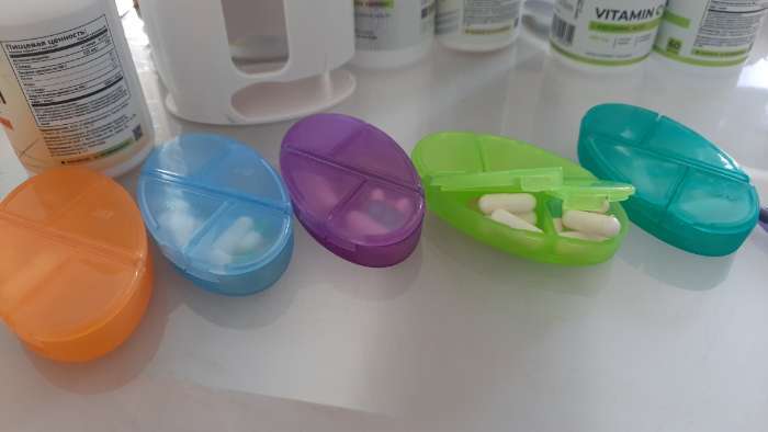 Фотография покупателя товара Таблетница - органайзер «Неделька», английские буквы, 12×6×5.9 см, 7 контейнеров по 4 секции, разноцветная - Фото 1