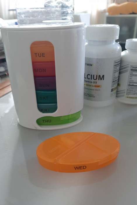 Фотография покупателя товара Таблетница - органайзер «Неделька», английские буквы, 12×6×5.9 см, 7 контейнеров по 4 секции, разноцветная - Фото 2