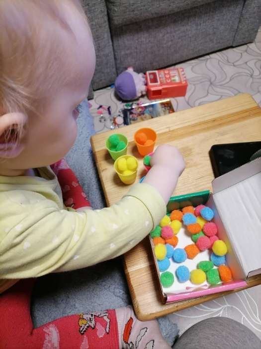 Фотография покупателя товара Сортер на 8 цветов «Весёлые бусинки», 40 бусин, пинцет, по методике Монтессори, 3+ - Фото 1