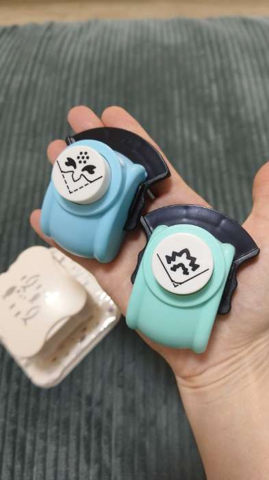 Фотография покупателя товара Дырокол фигурный «Вспышка», d=2.5 см, 4.2×6.7×7.7 см, МИКС - Фото 2