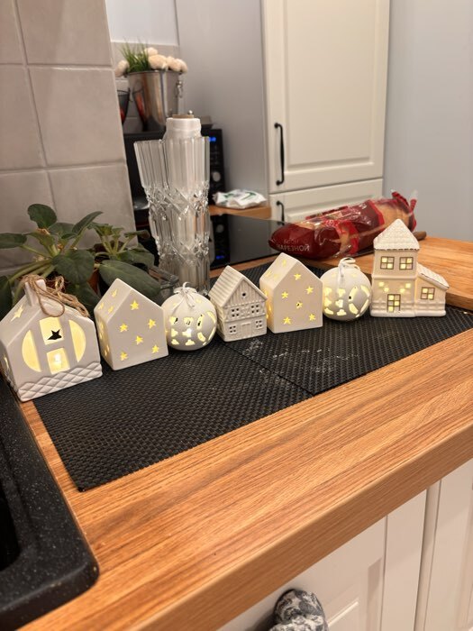 Фотография покупателя товара Фигурка светящаяся «Домик с верандой», керамика, белый с золотом, 9.5×6×12.5 см - Фото 1