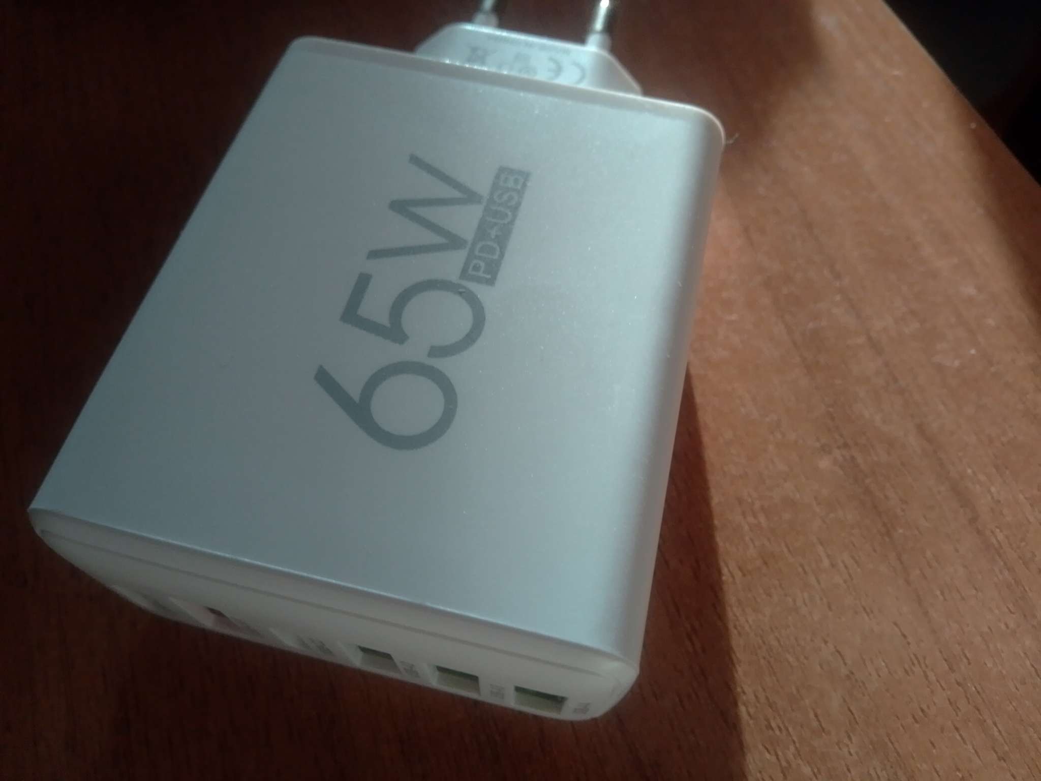 Фотография покупателя товара Сетевое зарядное устройство Luazon ZY-21, 4 USB, 2 Type-C, 3 А, белое - Фото 1