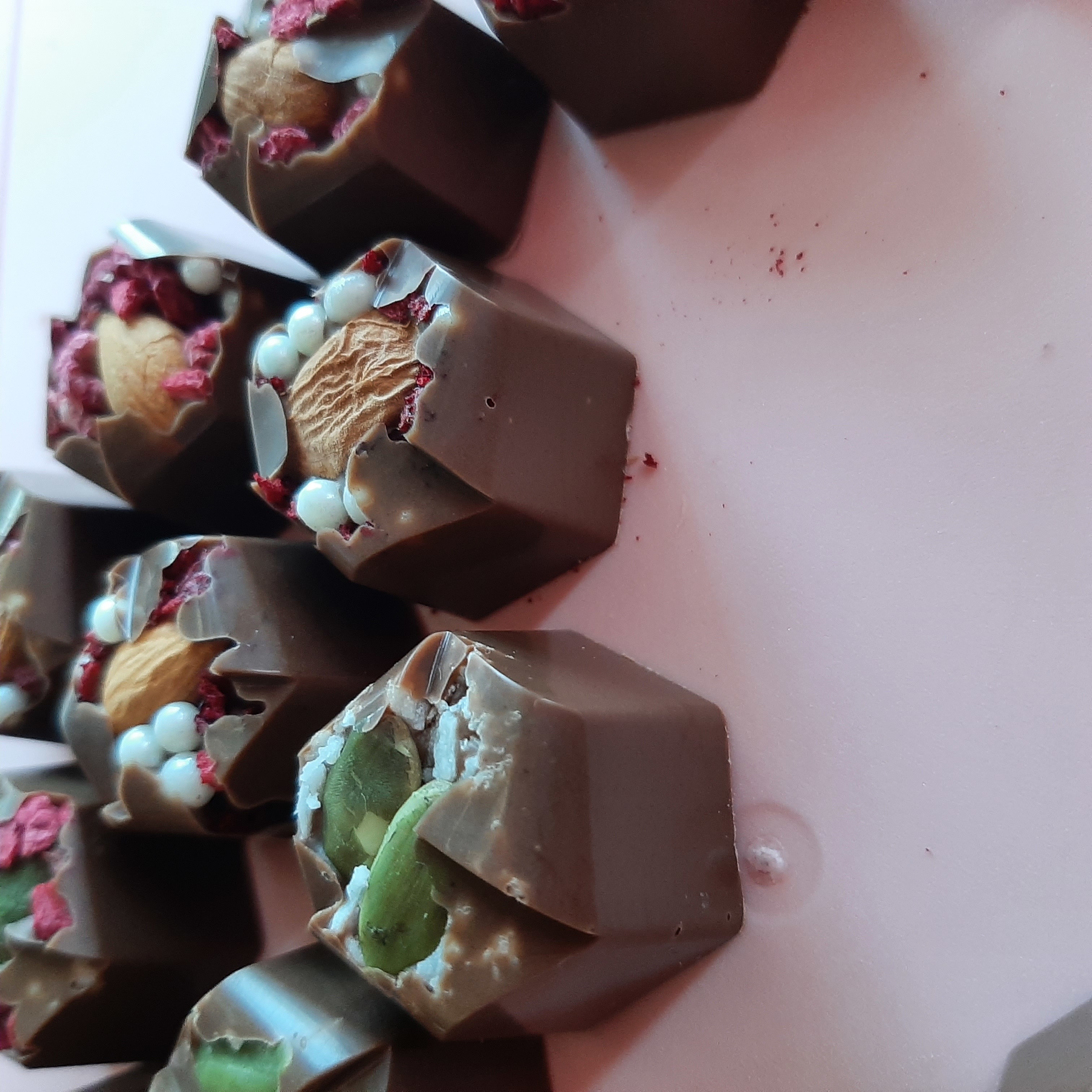 Фотография покупателя товара Форма для конфет и шоколада KONFINETTA «Секрет», 27,5×17,5×2,5 см, 21 ячейка (2,5×2,2×2 см) - Фото 2